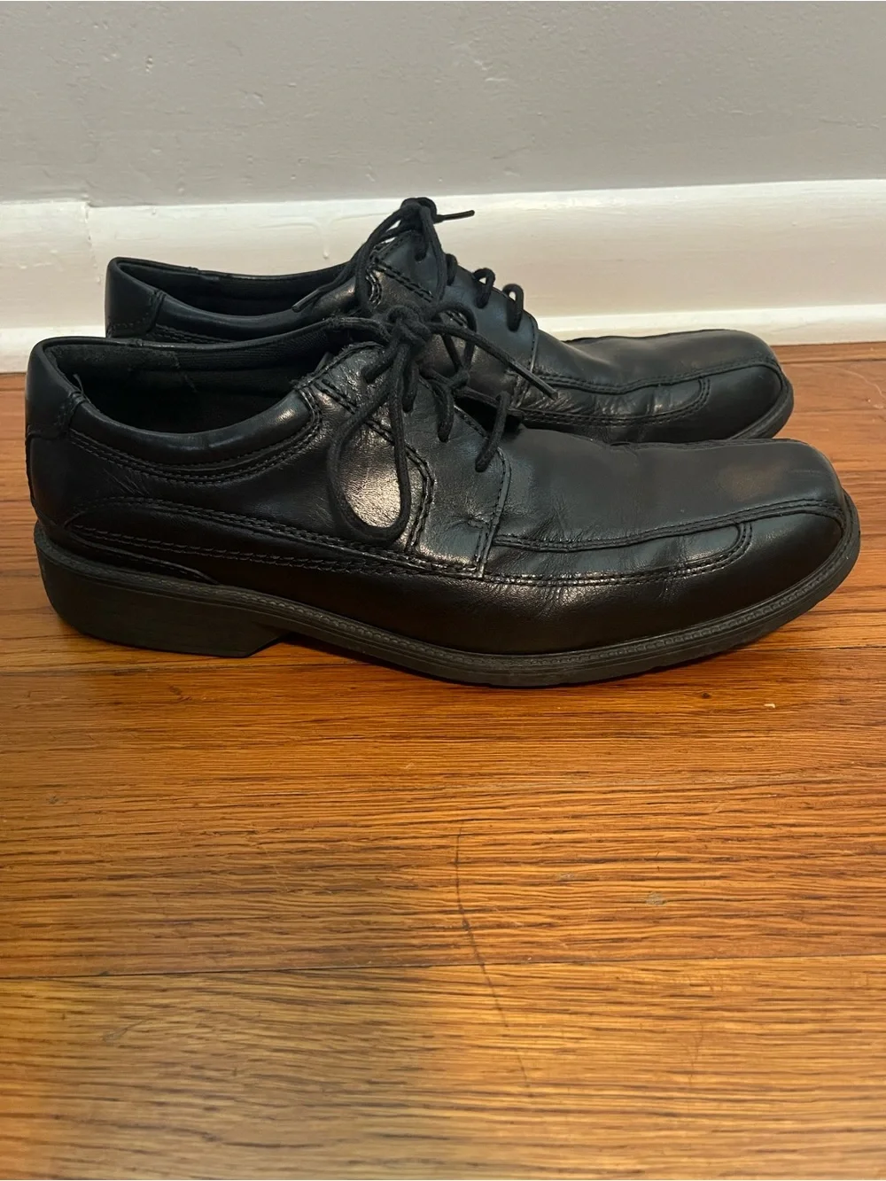 Clarks Men’s Black Leather Lace-Up Oxfords